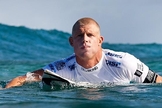 O australiano Mick Fanning foi atacado por dois tubarões em plena final de campeonato. 