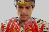 Ramsés, interpretado por Sérgio Marone, tem as mãos sujas de sangue em uma das pragas do Egito. (Foto: TV Foco)