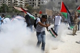 Uma manifestação iniciada por católicos contra a extensão do muro foi contida pelas forças israelenses.