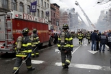 Bombeiros de Nova York combatem incêndio, na região da segunda avenida da metrópole norte-americana. (Foto: Reuters/Mike Segar)