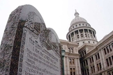 Monumento dos Dez Mandamentos e a sede do governo de Oklahoma, ao fundo. (Foto: Wikipedia)