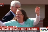 Kim Davis fala à multidão, após ser liberta, em Kentucky (EUA).