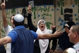 Israelenses em confronto com palestinos, na Esplanada das Mesquitas, em Jerusalém. (Foto: AFP/Ahmad GharabliI﻿)