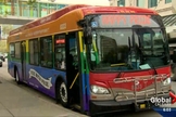 O ônibus temático, que levava as cores do arco-íris, promovia o "Orgulho Gay". (Foto: Calgary Global Video)