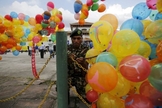 Nepaleses comemoram a decisão do presidente Ram Baran Yadav em Kathmandu. (Foto: BBC)