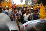 Polícia tenta conter protestos violentos no Nepal. (Foto: Reuters)
