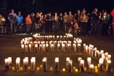 Centenas de pessoas se reuniram em frente ao campus da Universidade, para participar de uma vigília pelas famílias das vítimas. (Foto: Reuters)
