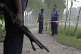 Agentes de segurança de Bangladesh no local onde o cidadão japonês Kunio Hoshi foi morto. (Foto: Washington Post)