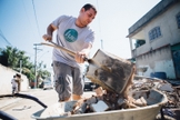Voluntário participa de multirão de reforma em comunidade carente do Rio de Janeiro. (Foto: Reprodução/ H2O)