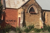 A Igreja Anglicana All Saints em Bendigo, na Austrália, teve uma parede pichada com a frase  "O Islã dominará".  (Foto: Daily Mail)