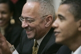 Jeremiah Wright  (ao fundo) serviu como pastor na Trinity United Church of Christ, em Chicago — onde Obama frequentou entre 1988 e 2008. (Foto: Atlanta Black Star)