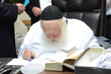 O Rabino Chizkiyahu Mishkovsky é uma das principais figuras na sociedade judaica ultraortodoxa, e tem anunciado sobre a iminente chegada do Messias aos israelenses. (Foto: Matzav)