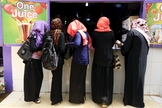 A lei islâmica é estritamente imposta na capital sudanesa e as mulheres só podem mostrar as suas mãos, pés e face. (Foto: Reuters)