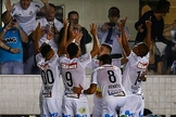 Ricardo Oliveira comemora gol com os companheiros de equipe, em atitude de gratidão a Deus.