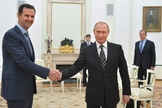 Presidente sírio, Bashar al-Assad, cumprimenta presidente russo, Vladimir Putin, durante encontro em Moscou. (Foto: Alexei Druzhinin, RIA-Novosti/ AP)