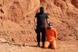 Na imagem, o terrorista envia uma mensagem ameaçadora aos cristãos e depois força a vítima a se ajoelhar para ser degolada. (captura de tela)