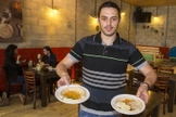 Kobi Tzafrir é o proprietário do Café 'Hummus Bar', em Kfar Vitkin, região central de Israel (Foto: AFP)