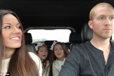 Ao lado de seu marido e das duas filhas do casal, Beckah Shae aproveitou um passeio de carro para filmar uma paródia da música "Lips are Movin". (Foto: Reprodução/ Youtube)