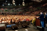 Após, o apelo feito por Franklin Graham, uma multidão correu para o gramado, em atitude de consagração a Deus (Foto: Festival de Esperança - Site Oficial)