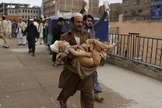 Homem carrega garoto ferido, após o terremoto, em Peshawar, no Paquistão (Foto: Reuters)