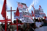 Membros da comunidade cristã paquistanesa seguram cartazes durante protesto contra a perseguição religiosa, após a morte de um casal cristão na província de Punjab, em 2014. (Foto: Reuters)