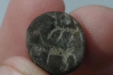 O selo de 3 mil anos, feito de pedra calcária e esculpido com desenhos de alguns animais, foi encontrado por uma criança russa. (Foto: Jerusalém Post)