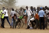 Refugiados do Sudão do Sul disputam a fila para participar das comemorações para marcar o Dia Mundial do Refugiado no campo de refugiados de Kakuma, no distrito de Turkana, a noroeste da capital do Quênia Nairobi, em 20 de junho de 2015.