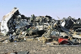 Destroços da aeronave A-321, operado pela companhia aérea russa Kogalymavia, que foi derrubado no dia 31 de Outubro. (Foto: EPA)