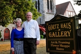 O casal Richard e Betty Odgaard em frente ao Görtz Haus Gallery — um bistrô com espaços para exposições de arte. (Foto: The Becket Fund)