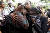 Estudantes universitários de Garissa (Quênia) lamentam a morte de amigos e parentes, após massacre, ocorrido em abril / 2015. (Foto: REUTERS/THOMAS MUKOYA)