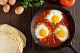 A Sapori preparou uma receita rápida e prática de ovos cozidos no molho de tomate.  (Foto: Divulgação)