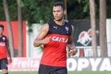 Vinícius Matos, atual zagueiro do Vitória, mudou seu estilo de vida depois de se converter. (Foto: Reprodução/ UOL)