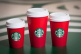 Novos copos da cafeteria agora só apresentam a logo da rede em um fundo vermelho liso (Imagem: Starbucks)