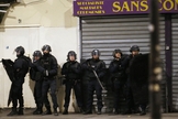 Policiais participam nesta quarta-feira de operação antiterror em Saint-Denis, ao norte de Paris. (Foto: François Mori/Associated Press)