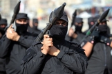 Militantes do Estado Islâmico se posicionam com armamento pesado. (Foto: Reuters)