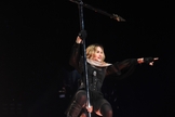Madonna usa cruz como pole dance em show