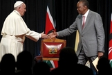 Papa Francisco cumprimenta o presidente queniano, Uhuru Kenyatta, em sua primeira viagem à África (Foto: AP)