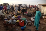 Cidadãos nigerianos buscam pertences em meio aos escombros de uma explosão provocada por terroristas, na cidade de Adamawa. (Foto: Reuters)