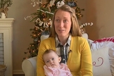 Carissa Hatfield segura a pequena Paisley nos braços, enquanto testemunha o milagre que surpreendeu a todos, em Cincinnati / Ohio, EUA (Imagem: WCPO)