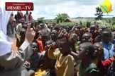 As imagens mostram missionários muçulmanos tentando converter cristãos africanos ao islamismo. (FOTO: MEMRI)
