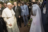 O Papa Francisco chega para visitaa mesquita de um bairro muçulmano de Bangui, capital da República Centro-Africana. (Foto: Gianluigi Guercia/AFP)