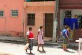 Quem passava pela Rua Pedra Dourada olhava o imóvel que foi palco do triplo homicídio. (Foto: Edilson Lima/ A Tarde)