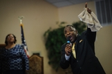 A igreja realizava um culto de fim de ano conduzido pelo pastor Larry Wright, que também atua como um vereador na cidade de Fayetteville. (Foto: Fay Observer)