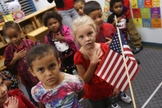 Crianças jurando a bandeira no início da manhã no colégio Head Start em Woodbourne, Nova York. (Foto: John Moore/Getty Images)