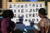 Pessoas olham um mural com fotos de alguns dos 150 estudantes assassinados na Universidade de Garissa, durante a trágica manhã de 02 de abril de 2015 (Foto: Reuters)