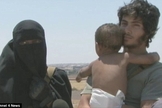 Kadijah (à esquerda), ao lado de seu marido, Abu Bakr e com o pequeno Isa, ainda bebê. (Foto: Daily Mail)