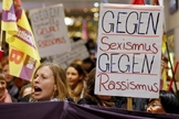Mulheres protestam contra o 'sexismo', após os ataques ocorridos na véspera do Ano Novo, na cidade de Cologne, nos quais cerca de 1000 homens descontrolados atacaram mais de 100 mulheres. (Foto: Reuters)