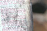 O casal encontrou a Bíblia aberta na página que contém o trecho de João 3:16. (Foto: Reprodução/WNDU)