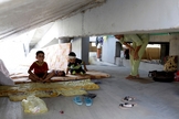 Crianças cristãs que fugiram da violência do Estado Islâmico em Qaraqosh, descansam sobre colchões velhos, em prédio abandonado, na região de Arbil - norte de Bagdá. (Foto: Reuters)