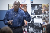 Pastor Darryll Burton fala para estudantes do ensino médio, em Olathe, no estado do Kansas (Foto:  Kansas City)